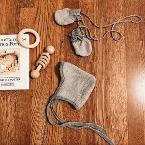 Unisex 100% virgin wool bonnet and mittens (0-6m)